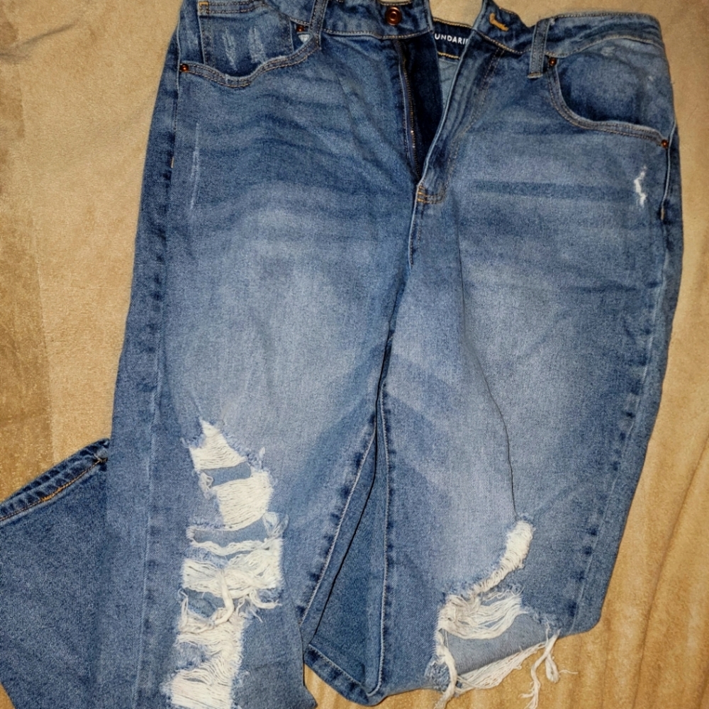 No Boundaries Distressed Jeans NEW